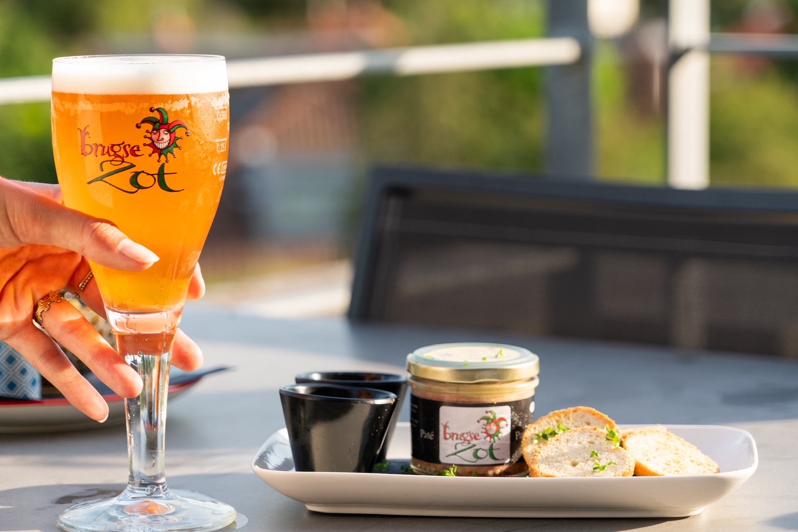 Een aperitief en een hapje op tafel bij La Vigie